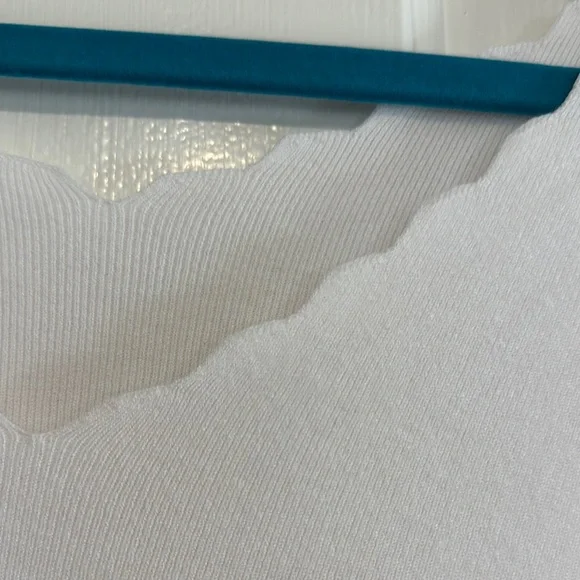 Elegant White V-Neck Women's Top - Picture 2 of 5